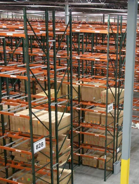 Selective pallet racking system in a distribution warehouse